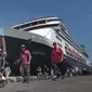 Sejumlah turis asal eropa turun dari Kapal Pesiar  Volendam yang berbendera Belanda  bersandar di Pelabuhan Tanjung Emas Semarang, Jumat (4/3). Sekitar 475  turis ini akan menikmati kota Semarang. (Liputan6.com/Gholib)