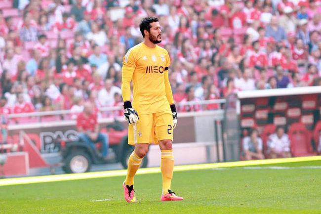 Julio Cesar melanjutkan karier bersama Benfica setelah malang melintang di Italia dan Inggris.
