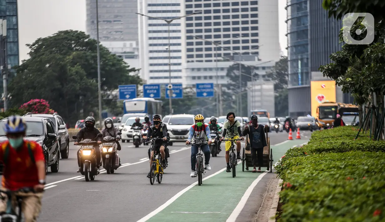 Pengendara sepeda melintas di jalan Sudirman, Jakarta, Jumat (19/6/2020). Direktorat Lalu Lintas Polda Metro Jaya mengingatkan pesepeda untuk berkendara di jalurnya. Pesepeda yang keluar dari jalurnya bisa dikenai denda tilang Rp 100 ribu. (Liputan6.com/Faizal Fanani)