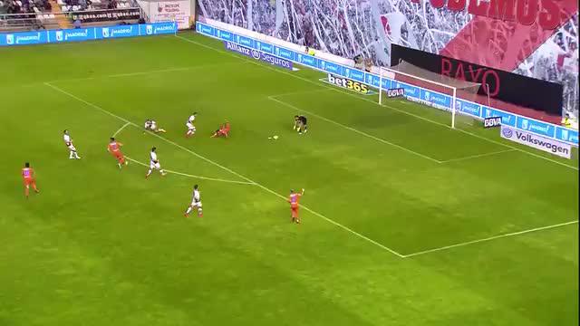 Inilah blunder fatal Diego Alves saat gagal menahan tendangan Adrián Embarba, beruntung gol dari Daniel Parejo membuat Valencia terhindar dari kekalahan di Estadio de Vallecas, Jumat (1/5/2015) dini hari WIB. (SNTV)