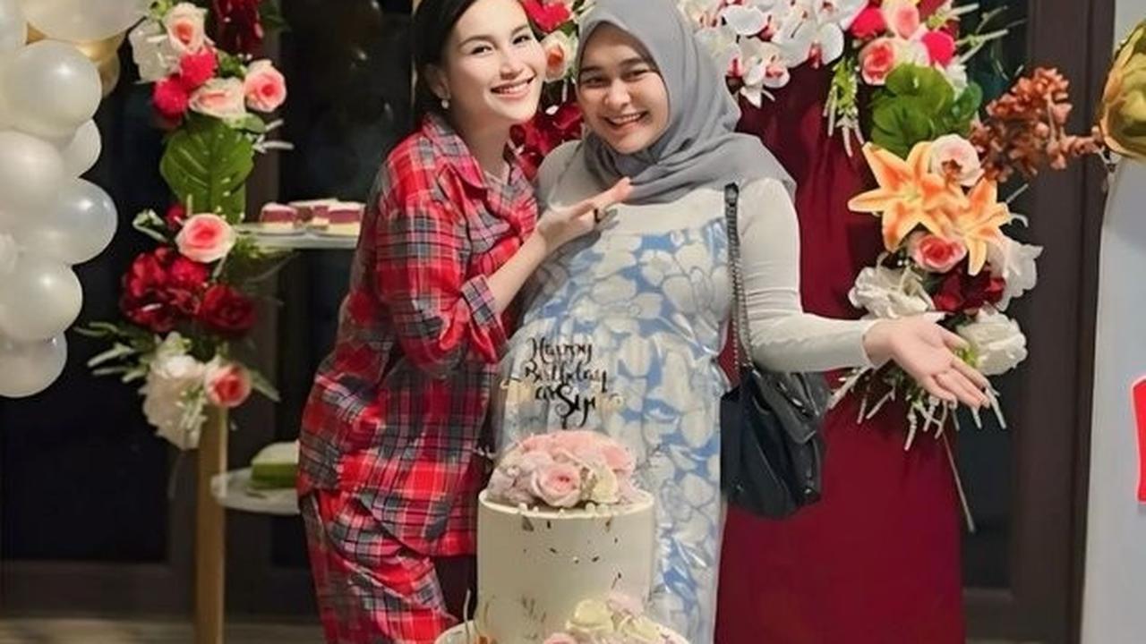 Hadir di Pemakaman Ponakan yang Meninggal Dunia, Intip Potret Kebersamaan Ayu Ting Ting dan Sang Adik Syifa