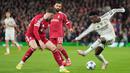 Pemain Liverpool, Conor Bradley (kiri) membayangi pergerakan pemain Real Madrid, Vinicius Jr dalam laga Liga Champions 2025/2026 di Anfield, Liverpool, Inggris, Selasa (04/11/2025) waktu setempat. (AP Photo/Jon Super)