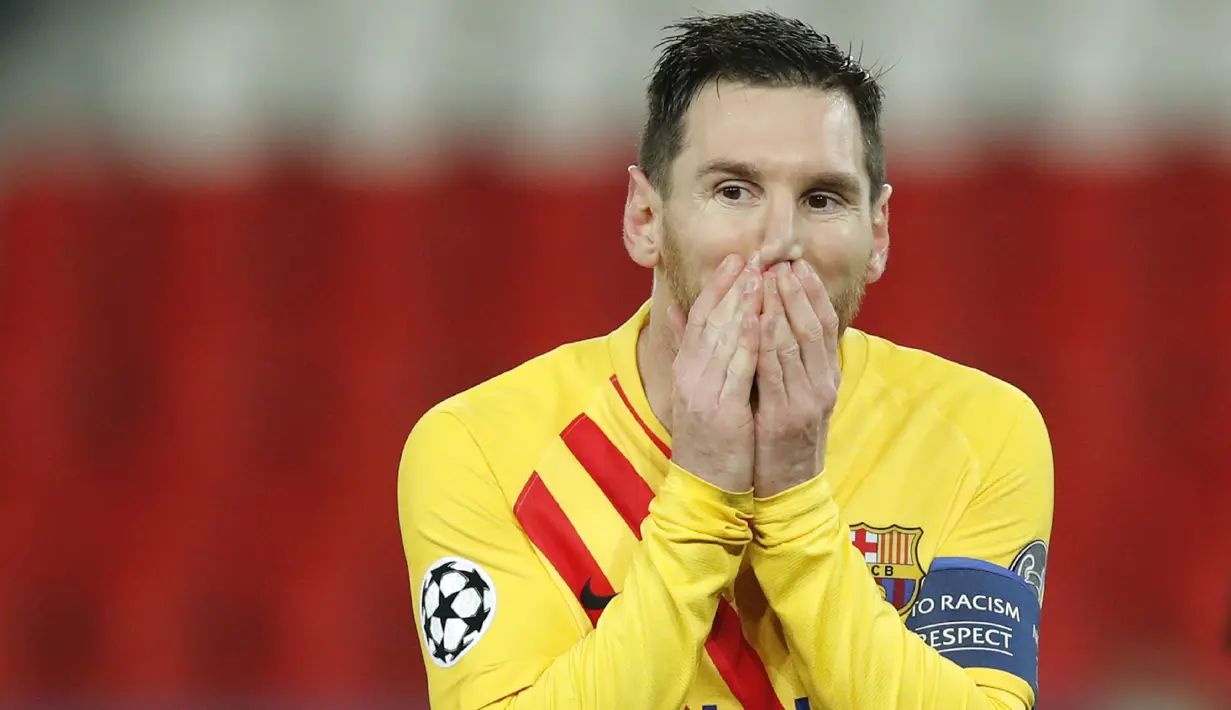 Ekspersi striker Barcelona, Lionel Messi, usai gagal mencetak gol penalti saat melawan Paris Saint-Germain pada laga Liga Champions di Stadion Parc des Princes, Kamis (11/3/2021). Kedua tim bermain imbang 1-1. (AP/Christophe Ena)