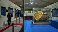 Bokor emas 18 karat yang beratnya mencapai 1,4 kilogram dipamerkan saat Museum Expo 2022 Museum Sri Baduga, Kota Bandung, 3 November 2022. (Liputan6.com/Dikdik Ripaldi)