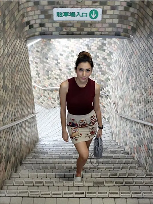 Di kolam renang, foto tiduran tyas dengan memperlihatkan lekuk tubuhnya, Tyas sedang menyandarkan kepalanya pada leher pelampung bebek tersebut. (Instagram/tyasmirasih)