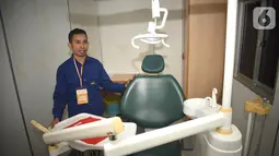Relawan doctorSHARE saat menjelaskan fasilitas layanan medis dan pendukung di Rumah Sakit Apung (RSA) Nusa Waluya II saat bersandar di Baywalk Mall Pluit, Jakarta, Selasa (10/12/2019). Sistem jemput bola RSA bersama pada relawan menghampiri masyarakat yang membutuhkan. (Liputan6.com/HO/Riki)