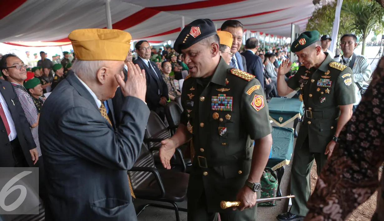 Jenderal TNI Gatot Nurmantyo menyalami para veteran usai melaksanakan upacara serah terima jabatan Kepala Staf TNI AD di Markas Besar Angkatan Darat, Jakarta, Rabu (15/7/2015). (Liputan6.com/Faizal Fanani)