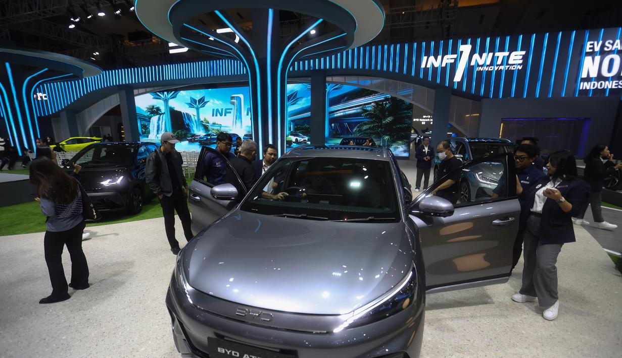 Sebagai informasi, IIMS 2026 diikuti lebih dari 180 brand otomotif dan industri pendukung, termasuk 35 merek kendaraan roda empat dan 26 merek roda dua. Tampak dalam foto, pengunjung melihat-lihat mobil yang dipamerkan saat International Motor Show (IIMS) 2026 di JIExpo Kemayoran, Jakarta, Kamis (5/2/2026). (Kapanlagi.com/Budy Santoso)