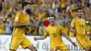 Para pemain Australia merayakan gol yang dicetak oleh Mile Jedinak ke gawang Honduras pada laga leg kedua babak play-off Piala Dunia 2018 di Stadion ANZ, Sydney, Rabu (15/11/2017). Australia menang 3-1 atas Honduras. (AP/Daniel Munoz)