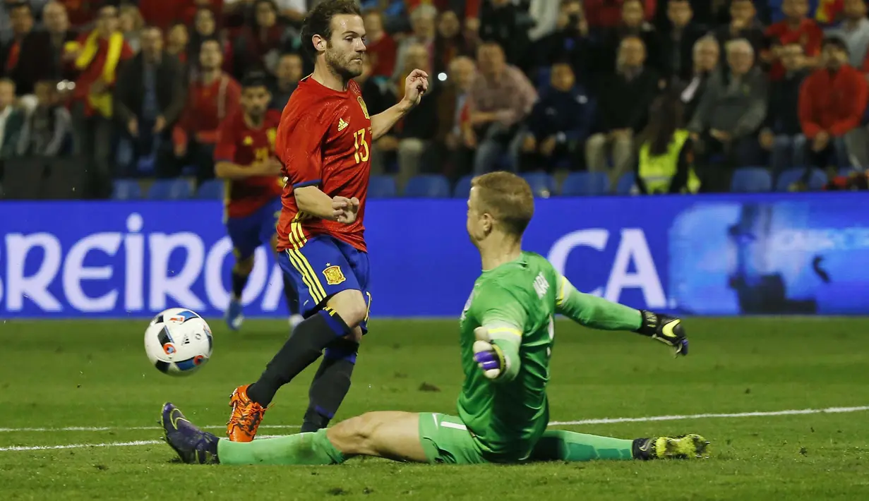 Penjaga gawang Inggris, Joe Hart, menghalau bola dari pemain Spanyol, Juan Mata, pada laga persahabatan di Stadion Jose Rico Perez, Spanyol, Sabtu (14/11/2015) dini hari WIB. Inggris kalah 0-2. (Reuters/Sergio Perez)