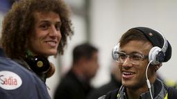 David Luiz dan Neymar berbincang sesaat setelah mendarat di bandara kota Temuco, Cile. (REUTERS/Ueslei Marcelino)