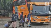 Calon pemudik menunggu kedatangan bus yang akan membawanya ke kampung halaman di Terminal Bayangan Pondok Pinang, Jakarta, Rabu (26/3/2025). (Liputan6.com/Angga Yuniar)