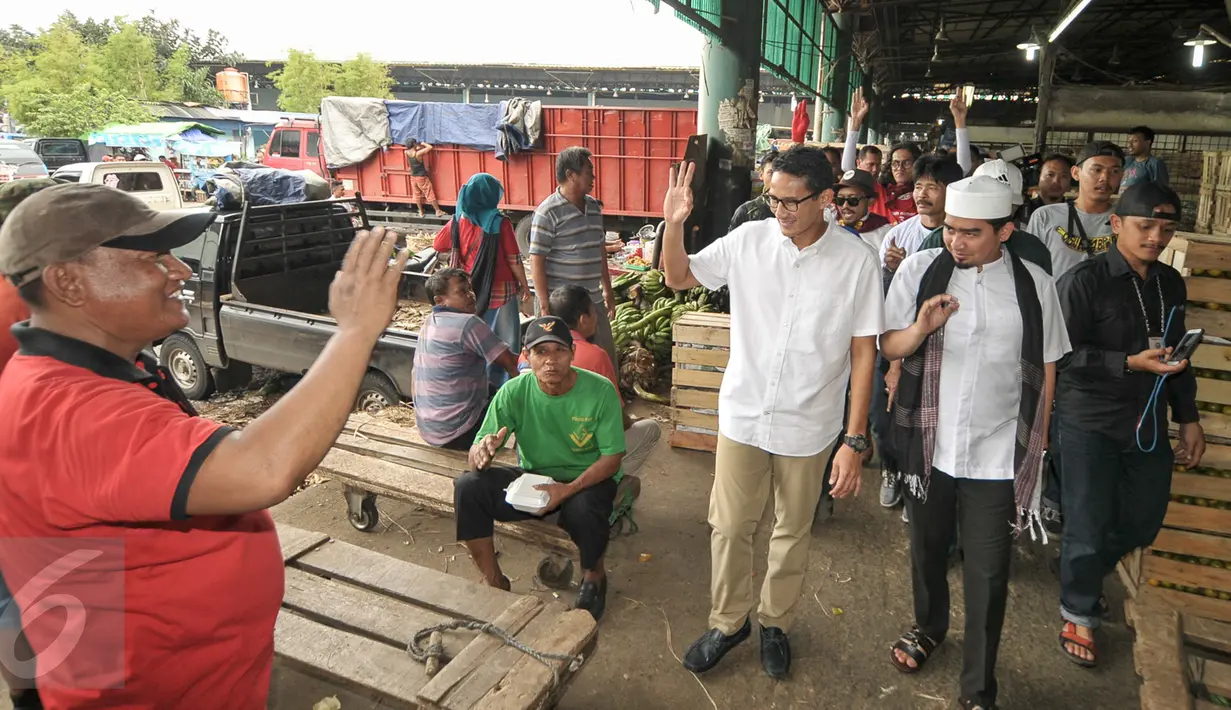 Cawagub DKI Jakarta, Sandiaga Uno dan Ustad Solmed menyapa pedagang di Pasar Induk, Kramat Jati, Jakarta, Senin (16/1). (Liputan6.com/Yoppy Renato)
