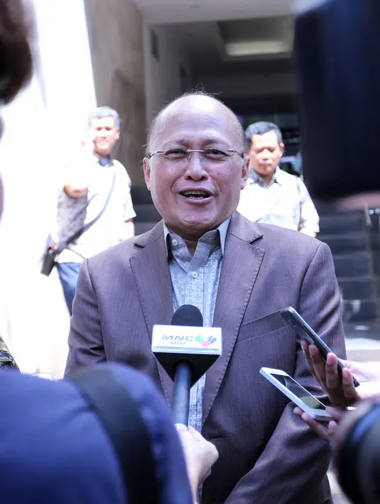 "Saya tidak bicara. Semakin kita diam sebetulnya semakin cepat masalah itu selesai. Kan kita tidak boleh memperkeruh keadaan dan apalagi ini masalah keluarga, tidak baik," ucap Mario Teguh Rabu (2/8). (Adrian Putra/Bintang.com)