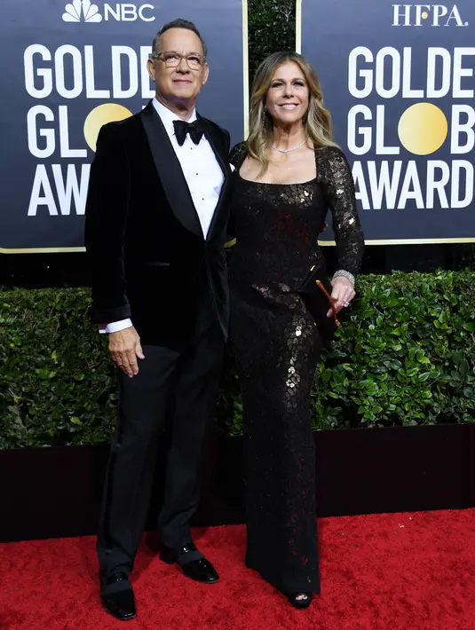 Aktor AS Tom Hanks dan isteri Rita Wilson tiba untuk Golden Globe Awards ke-77 di hotel The Beverly Hilton di Beverly Hills, California pada 5 Januari 2020. Tom Hanks dan istrinya Rita Wilson keduanya dinyatakan positif virus corona, kata aktor AS itu, Rabu lewat aku Twitternya. (AFP/Valerie Macon)