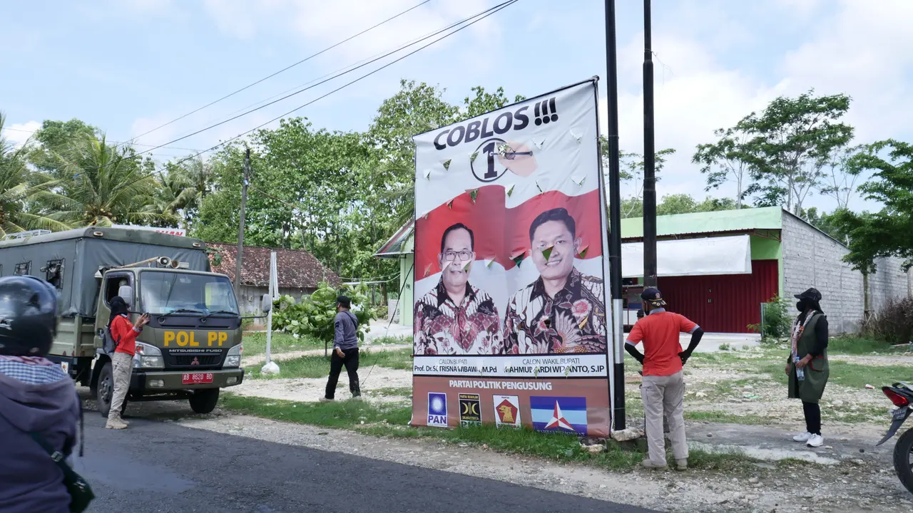 Badan Pengawas Pemilu (Bawaslu) Gunungkidul bersama Sat Pol PP mulai melakukan penertiban ratusan Alat Peraga Kampanye (APK) yang dianggap melanggar pada Selasa (10/11/2020) siang.