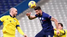 Penyerang Prancis, Olivier Giroud, menyundul bola saat menghadapi Swedia pada laga lanjutan Grup 3 UEFA Nations League di Stade de France, Rabu (18/11/2020) dini hari WIB. Prancis menang 4-2 atas Swedia. (AFP/Franck Fife)