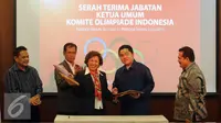 Mantan Ketua KOI, Rita Subowo (tengah) tersenyum usai menandatangani naskah serah terima jabatan di Gedung KOI Jakarta, Senin (23/11/2015). Erick Thohir resmi menjabat KetuaUmum KOI 2015-2019. (Liputan6.com/Helmi Fithriansyah)