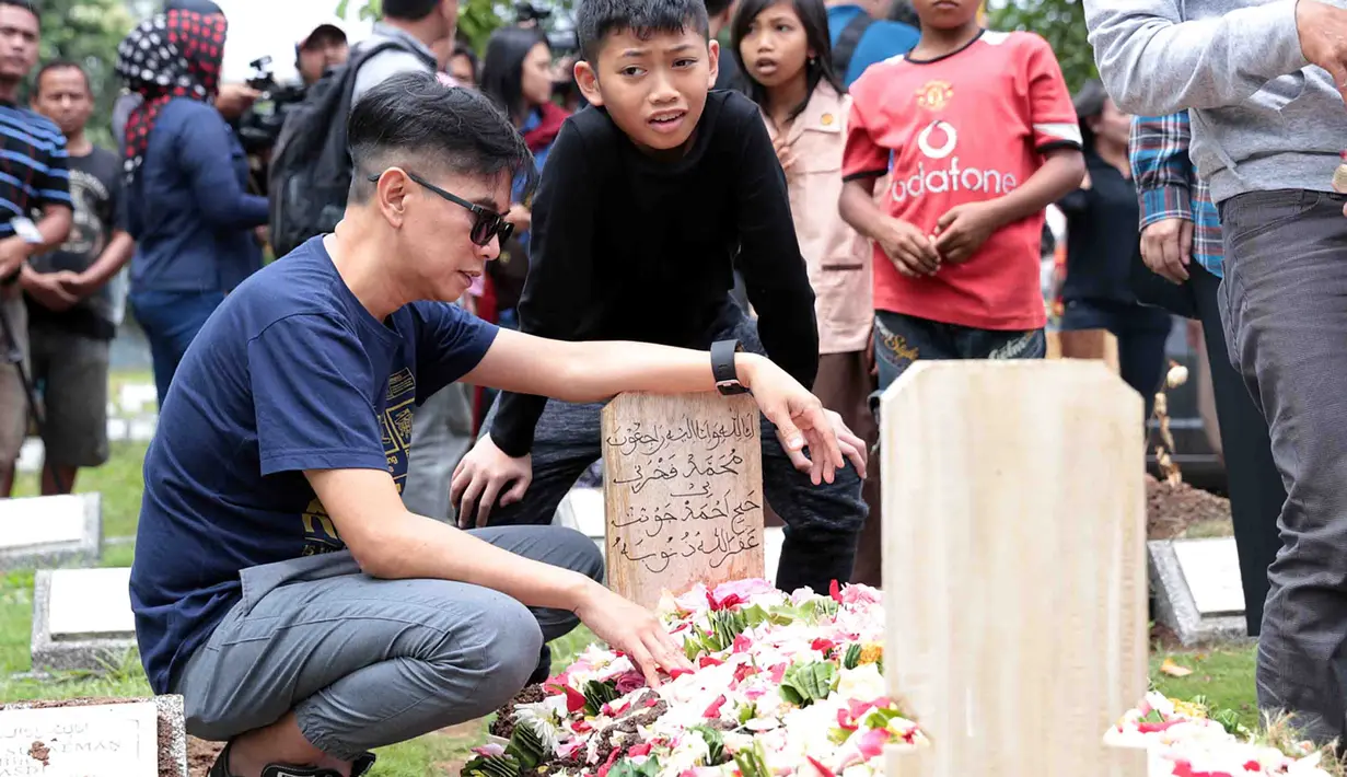 Menurut Odie, kabar Oon meninggal dunia didapatkan saat baru keluar dari lorong pesawat. Kabar mengejutkan itu membuat Odie hingga tak bisa bicara. Yosie dkk hanya bisa menyaksikan pemakaman Oon lewat live video call. (Deki Prayoga/Bintang.com)