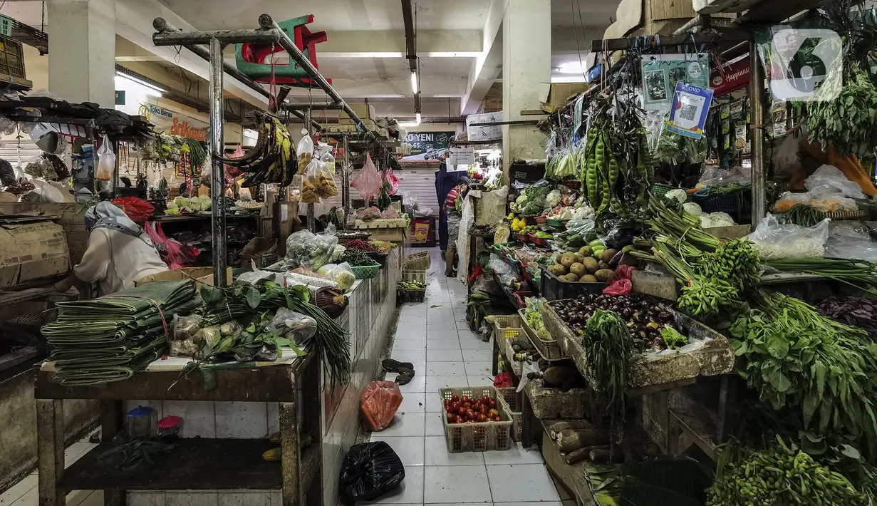 Suasana Pasar Pos Pengumben, Jakarta, Minggu (6/3/2022). Wakil Gubernur DKI Jakarta Ahmad Riza Patria berharap kenaikan pangan tidak melebihi batas kewajaran. (Liputan6.com/Johan Tallo)