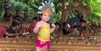 Anak pasangan Ashanty dan Anang Hermansyah sering kali membuat gemas. Kali ini, anak Asry, putri pasangan ini membuat gemas warganet lantaran sedang menari. (Instagram/ashanty_ash)