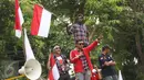 Massa pendukung Basuki Tjahaja Purnama (Ahok) meneriakkan yel sambil berjoget dari atas mobil komando saat berlangsungnya sidang kasus dugaan penistaan agama di depan Gedung Kementan, Jakarta, Selasa (31/1). (Liputan6.com/Immanuel Antonius)