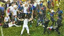 Seorang penyusup berhasil mendekati para pemain timnas Prancis yang sedang merayakan keberhasilan mereka meraih trofi Piala Dunia 2018 di Stadion Luzhniki, Rusia. ( AFP/Mladen Antonov )