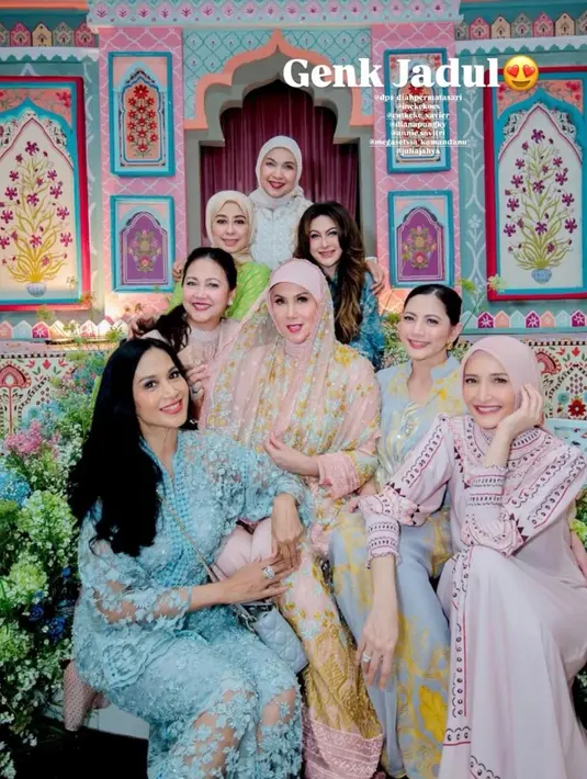 Sementara itu, Diah Permatasari tampil dalam setelan tunik dan celana kulot lace embroidery berwarna biru cerah, menghadirkan kesan feminin yang tetap nyaman. Tak kalah memukau, Inneke Koesherawati memilih gamis bordir berwarna pink muda yang lembut dan elegan. [@marinizumarnisreal].
