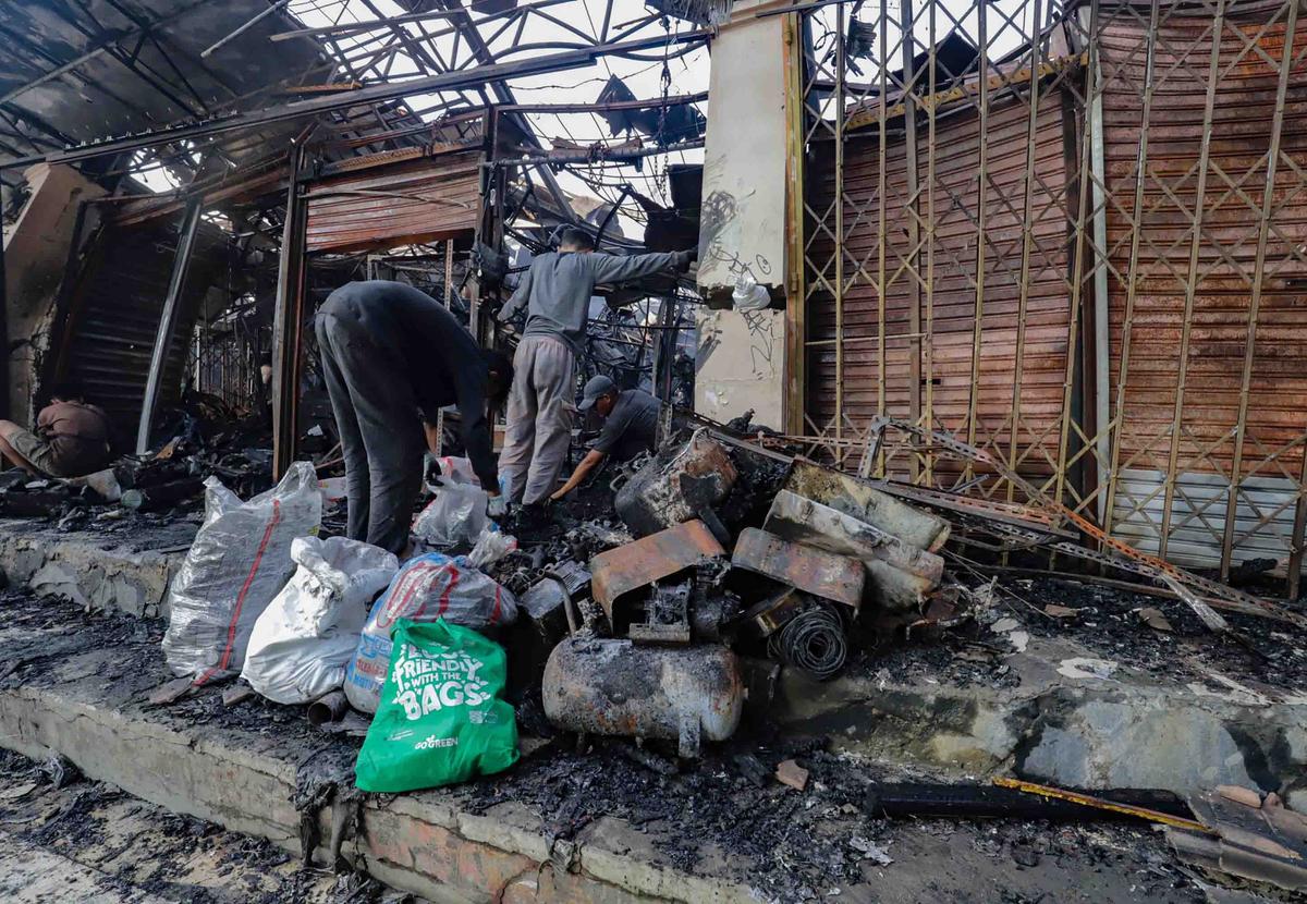 FOTO: Pedagang Taman Puring Mencari Sisa Dagangan Usai Kebakaran Besar