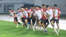 <p>Para pemain Timnas Indonesia melakukan pemanasan saat sesi official training di Stadion Madya, Senayan, Jakarta, Senin (9/9/2024) jelang menghadapi Australia dalam laga kualifikasi Piala Dunia 2026 yang akan digelar Selasa (10/9/2024). (Bola.com/M Iqbal Ichsan)</p>