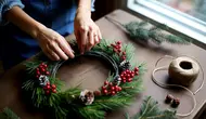 Cara Membuat Christmas Wreath DIY untuk Pemula, Hemat dan Mudah