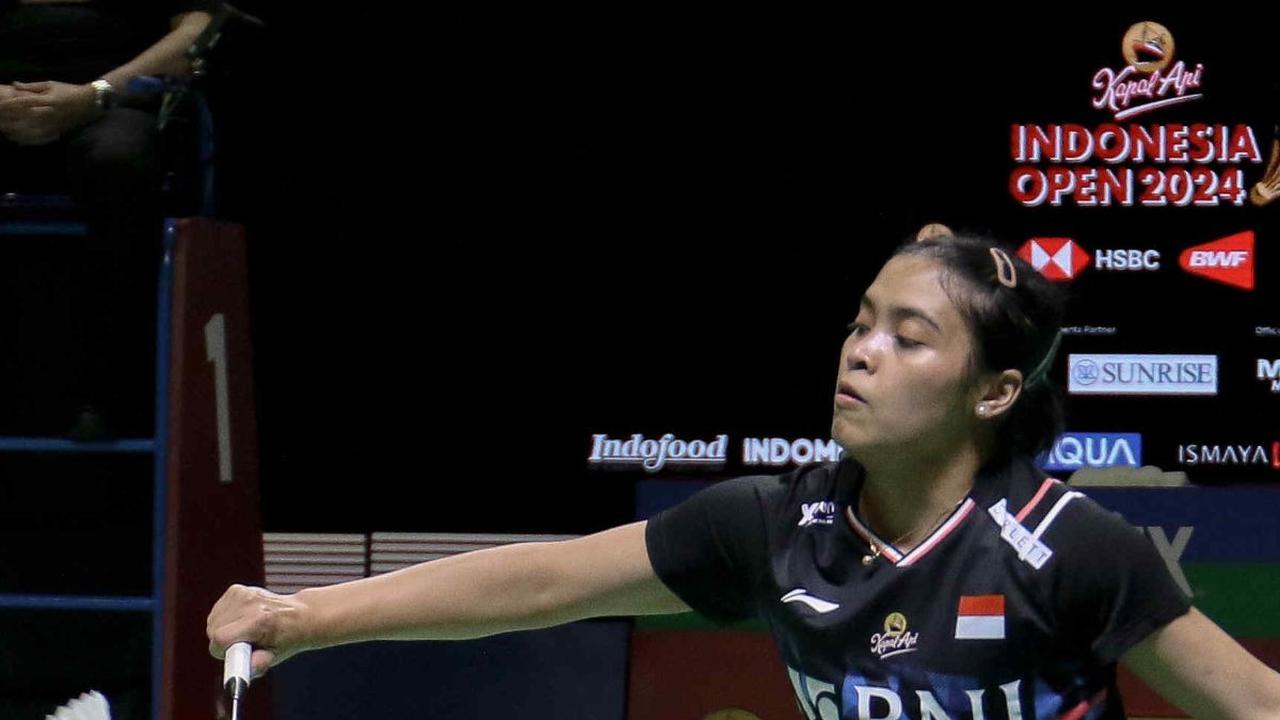 Pebulu tangkis tunggal putri Indonesia, Gregoria Mariska Tunjung bertanding melawan wakil China, Wang Zhi Yi dalam babak perempat final Indonesia Open 2024 di Istora Senayan, Jakarta, Jumat (5/6/2024). Gregoria Mariska tersingkir dari turnamen tersebut se