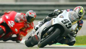 Jeremy McWilliams (99) mengendarai motor Proton 500cc 2-tak pada MotoGP 2002. (ANTONIO SCORZA / AFP)