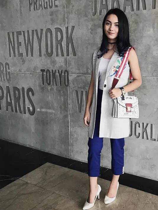 Tubuh tinggi dan ramping Ersya sangat cocok saat memakai skinny pants, atasan putih dan outer panjangnya. Terlebih Ersya mengenakan heels yang membuatnya terlihat lebih tinggi dari sebelumnya. (Instagram/ersyaurel)