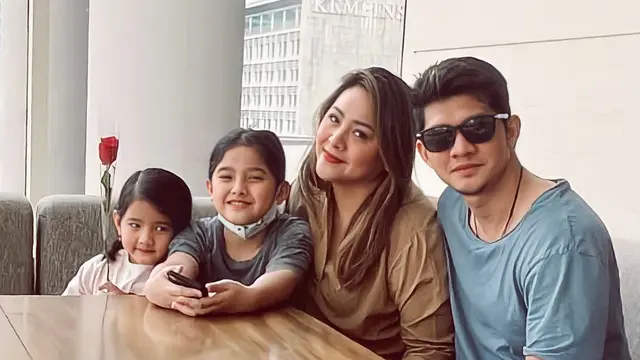 Ingin Punya Anak Laki-Laki, Ini 7 Potret Iko Uwais dan Audy Bersama Buah Hati