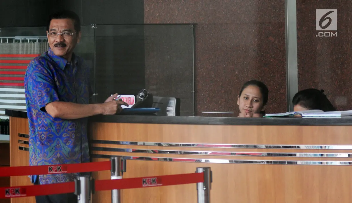 Mantan Mendagri, Gamawan Fauzi melakukan registrasi untuk pemeriksaan di Gedung KPK, Jakarta, Kamis (3/5). Gamawan diperiksa terkait kasus dugaan korupsi pembangunan Gedung lPDN di Kabupaten Agam, Sumatera Barat, tahun 2011. (Merdeka.com/Dwi Narwoko)