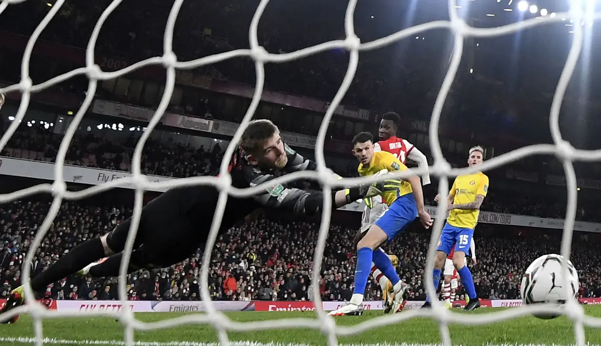 Pada menit ke-58, Nketiah (kanan kedua) berhasil mencetak hattrick lewat aksi flick shot-nya. Umpan apik dari Nicolas Pepe berhasil dimanfaatkan untuk membobol gawang yang dikawal Lee Burge keempat kalinya. (AFP/Glyn Kirk)