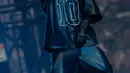 Kali ini Jung Kook tampil bergaya khas boyband dengan teatrikal. Ia mengenakan sarung tangan opera, celana XXL, dan hooded oversized short sleeves dengan logo bordir dan angka 10, alamat bersejarah Balenciaga di Paris, di Avenue George V. [Balenciaga]