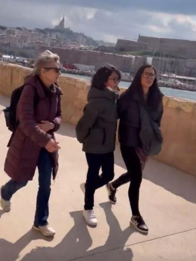 7 Potret Keseruan Eross Candra dan Sarah Diorita Pulang Kampung Ke Prancis