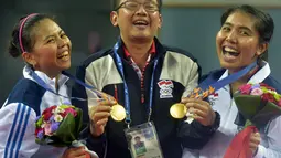 Ganda putri Indonesia Nitya Krishinda (kanan) dan Gresya Polii (kiri) bergembira bersama pelatih mereka Eng Hian (tengah) usai penghargaan medali final perorangan Ganda Putri Asian Games ke-17 di Incheon, Korsel, Sabtu (27/9). (ANTARA FOTO/SAPTONO)