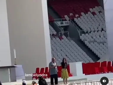 Potret Lyodra Ginting ketika gladi bersih di GBK. Meski sudah sering bernyanyi di panggung besar, namun rasanya tetap berbeda bernyanyi di depan Paus Fransiskus. Lyodra kenakan baju hitam dan rok selutut warna mustard. Tak pernah menyangka bisa bertemu dan bernyanyi acara Misa Akbar yang dipimpin oleh Paus Fransiskus, Lyodra Ginting tak henti ucap syukur. (Liputan6.com/IG/@lambelyodra)