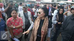 Ratna Sarumpaet menggunakan kaca mata hitam saat penertiban pemukiman penduduk di kawasan Rawajati, Jakarta, Kamis (1/9). Keberadaan Ratna di lokasi tersebut guna membantu mediasi warga yang rumahnya dieksekusi petugas. (Liputan6.com/Immanuel Antonius)