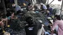 Pekerja mengupas kerang di Perkampungan Nelayan Kalibaru, Cilincing, Jakarta Utara, Rabu (29/6/2022). Peringatan Hari Nelayan Internasional yang jatuh pada 29 Juni dibuat untuk menghargai dan mengintegrasikan upaya para nelayan dan ikan yang mereka tangkap merupakan sumber nutrisi utama bagi penduduk dunia. (merdeka.com/Iqbal S. Nugroho)