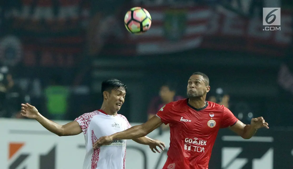 Penyerang Persija, Luis Carlos Jr (kanan) berebut bola dengan bek Persipura, M Tahir saat lanjutan Liga 1 Indonesia di Stadion Patriot Candra Bhaga, Bekasi, Sabtu (8/7). Persija ditahan imbang 1-1 oleh Persipura. (Liputan6.com/Helmi Fithriansyah)