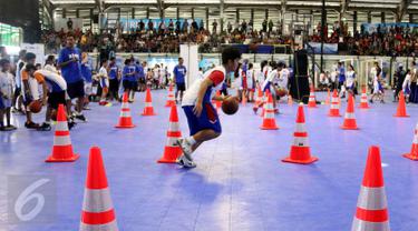 Peserta mendrible bola basket saat selection camp Junior NBA di Cilandak Sport Center, Jakarta (20/08). Kegiatan yang telah digelar untuk ketiga kalinya ini merupakan program Frisian Flag untuk mencari bibit pebasket baru. (Liputan6.com/Fery Pradolo)