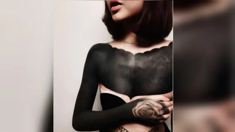 Tren terbaru seni merajam tubuh, tato blackout (Foto: Instagram oddtattooer).