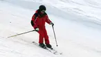 Aksi Presiden Rusia Vladimir Putin saat bermain ski di Gazprom Mountain Resort dekat resor Laut Hitam Sochi, Rusia, Rabu (13/2). (Mikhail KLIMENTYEV/SPUTNIK/AFP)