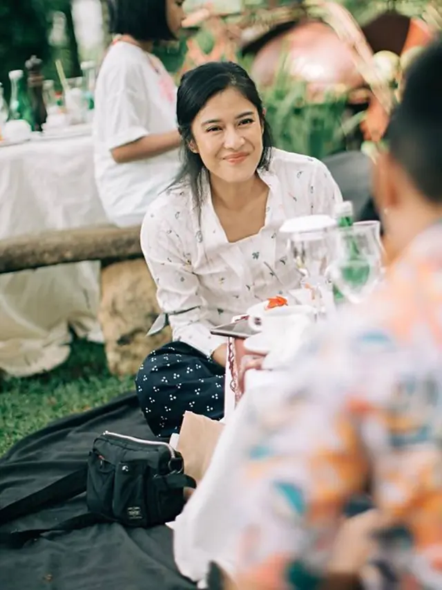 Potret Seru Dian Sastrowardoyo Piknik Bareng Keluarga di Borobudur