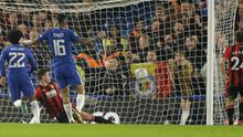 Gelandang Chelsea, Willian, mencetak gol ke gawang Bournemouth pada pertandingan perempat final Piala Liga Inggris, di Stamford Bridge, Kamis (21/12/2017) dini hari WIB. (AP/Alastair Grant).