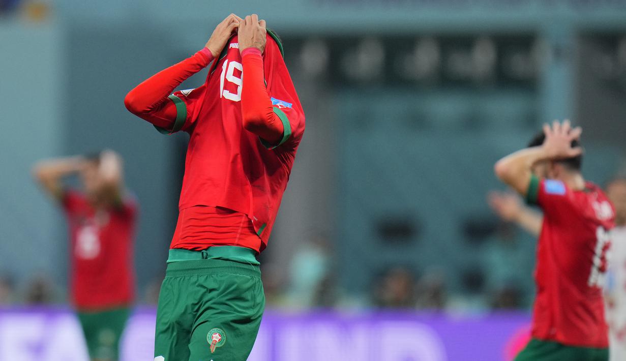Striker Maroko, Youssef En-Nesyri yang telah mencetak dua gol bagi Tim Singa Atlas pun tak dapat menutupi kekecewaannya begitu peluit akhir dibunyikan wasit. (AP Photo/Hassan Ammar)